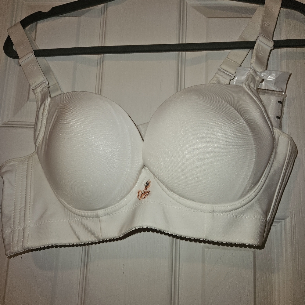 Magic Bra, off white, size 42/95. No tags were attached originally.